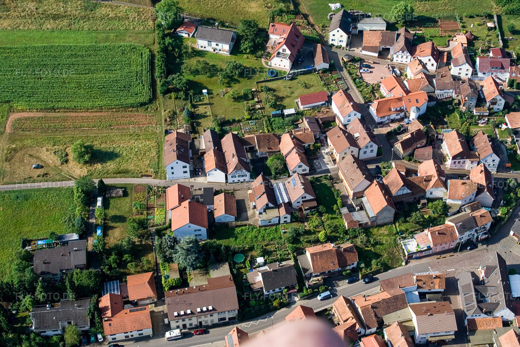 Luftbild: Mettenbacher Straße im Ortsteil Gräfenhausen in Annweiler im Bundesland Rheinland-Pfalz in Deutschland. Foto: IMG_12058.jpg vom 31.07.2008 durch Werner Riehm/FLY-FOTO.de