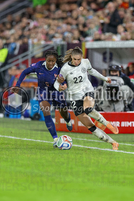 Deutschland vs Frankreich - Halbfinale - UEFA Women's Nations League | Düsseldorf, Deutschland, 24.10.25:   Oriane Jean-Francois ( Frankreich ) und Jule Brand ( Deutschland ) im Kampf um den Ball waehrend des Halbfinals der UEFA Women's Nations League zwischen Deutschland vs Frankreich in der Merkur-Spiel-Arena(Foto von Brauer-Fotoagentur / Adrian Schlueter)