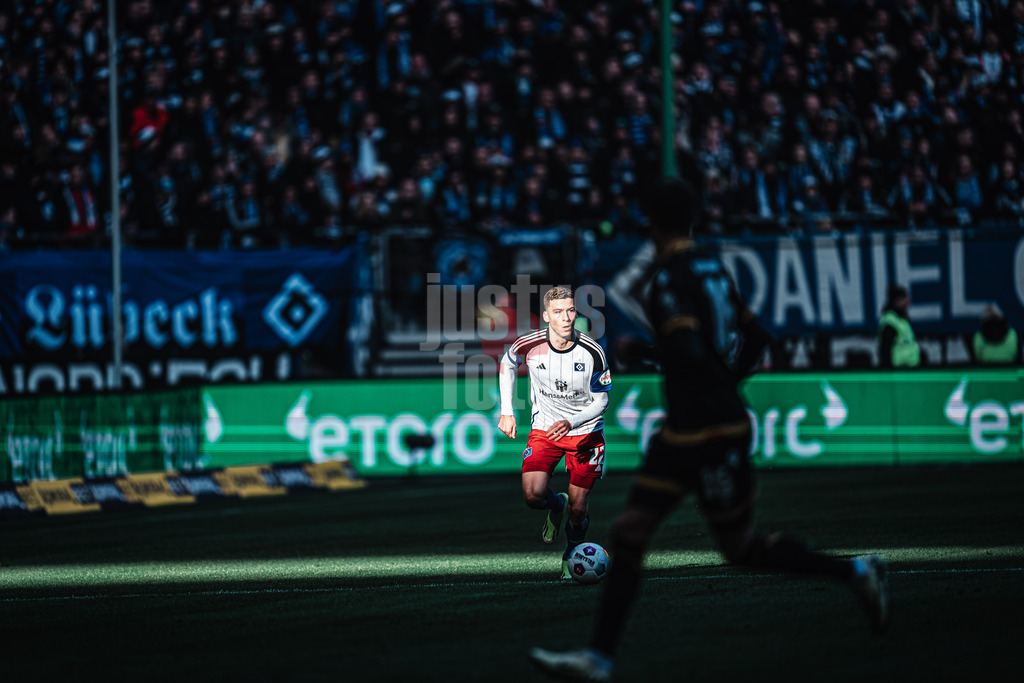 Fußball | Männer | Saison 2023/2024 | 2. Fußball-Bundesliga | 19. Spieltag | Hamburger SV vs. Karlsruher SC | 28.01.2024 | Ignace Van Der Brempt (#22, HSV)