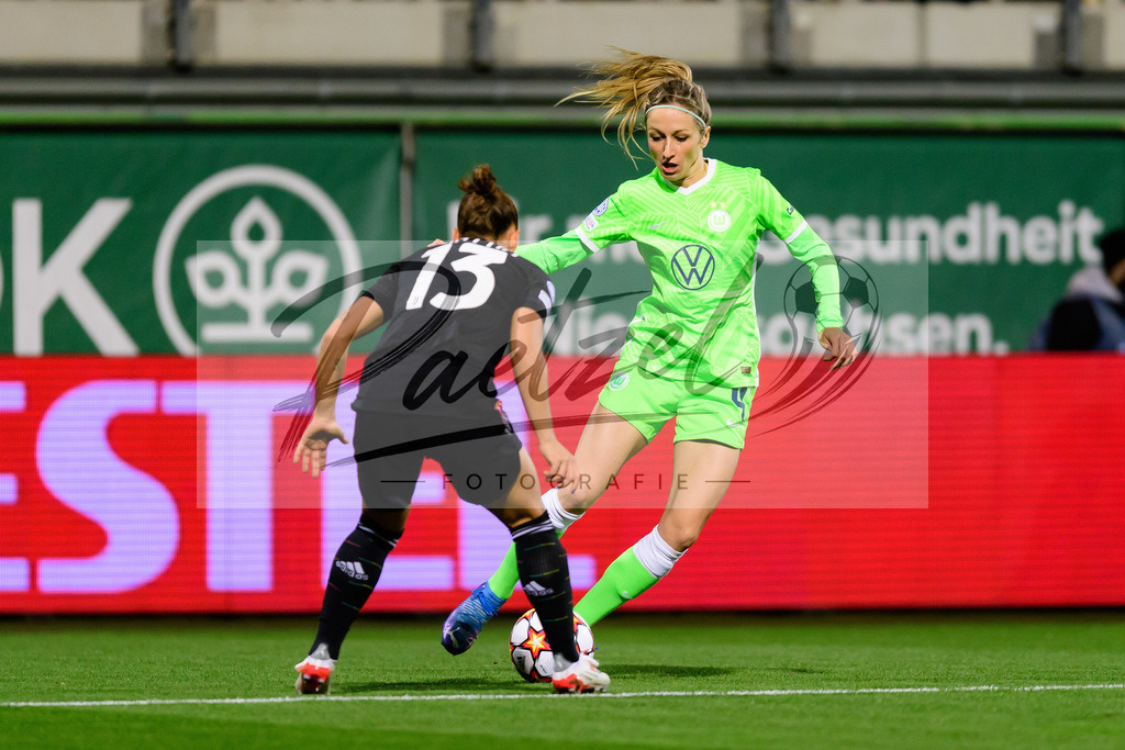 WOBJUV20211118_008 | Fussball, Frauen: Kathrin Hendrich (VfL Wolfsburg) und Lisa Boattin (Juventus FC) im Zweikampf bei dem Spiel der UEFA Women´s Champions League zwischen VfL Wolfsburg und Juventus Turin im AOK-Stadion am 18.11.2021 in Wolfsburg, Deutschland. - Realisiert mit Pictrs.com