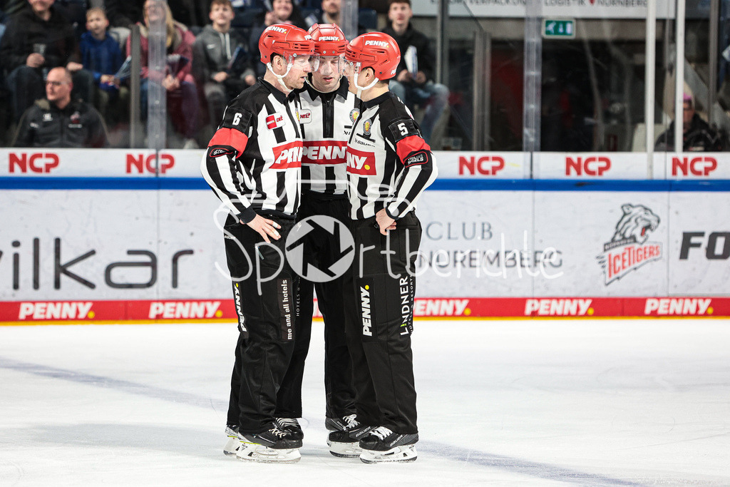 Nuernberg ICE Tigers - Augsburger Panther | Die Schiedsrichter Lasse KOPITZ (links) und Andre SCHRADER (rechts) unterhalten sich