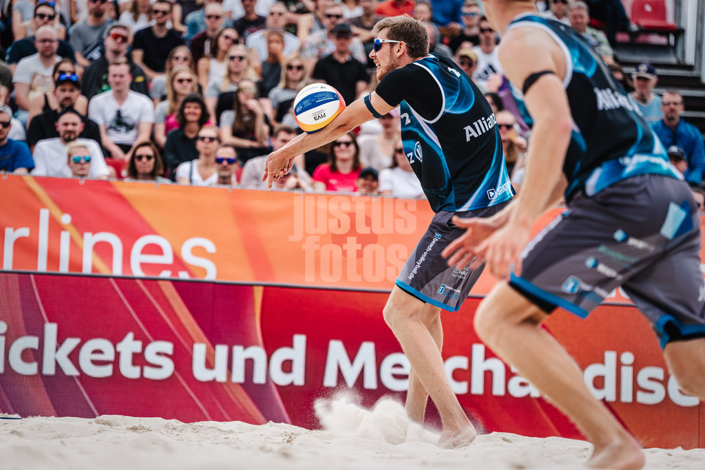 Beachvolleyball | Männer | German Beach Tour 2024 | Tourstop Bremen | 08.06.2024 | Milan Sievers nimmt den Ball an