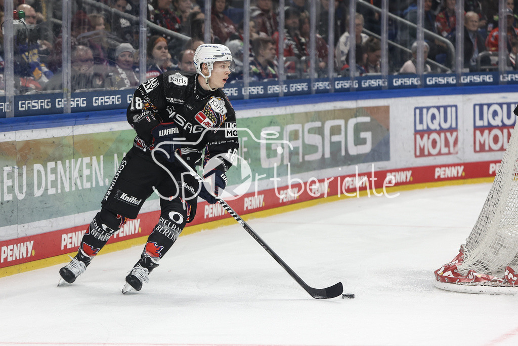 Eisbären Berlin - Augsburger Panther | am Puck Jonas MUELLER (EBB #18) / Freisteller / Einzelfoto