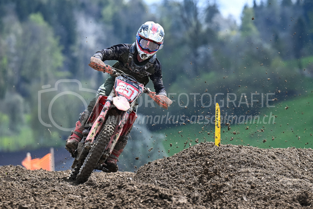 Motocross Schlatt bei Winterthur - 29. April 2023 | #251 Bischof Siro aus Unterlunkhofen (CH) auf Honda Crf 250 R in der Kategorie MX2 am Motocross Schlatt bei Winterthur, 29. April 2023.
Instagram: @mx_schlatt | @mc_wila | @sam_schweiz
Bild: Sportfotografie Markus Aeschimann | www.markus-aeschimann.ch - Realisiert mit Pictrs.com