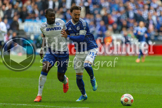 05.04.2026, GER, Fussball, Herren, 2. BL, Saison 2025/2026, FC Schalke 04 - Karlsruher SC | Stephan Kofi Ambrosius (KSC) und Kenan Karaman (S04) im Kampf um den Ball 