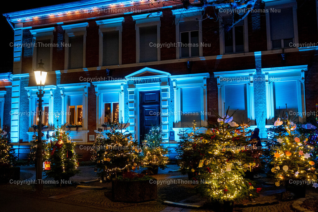 DSC_6951 | Lorsch, blaues Weihnachtswunder, Stadthaus mit geschmückten Weihnachtsbäumen, ,, Bild: Thomas Neu