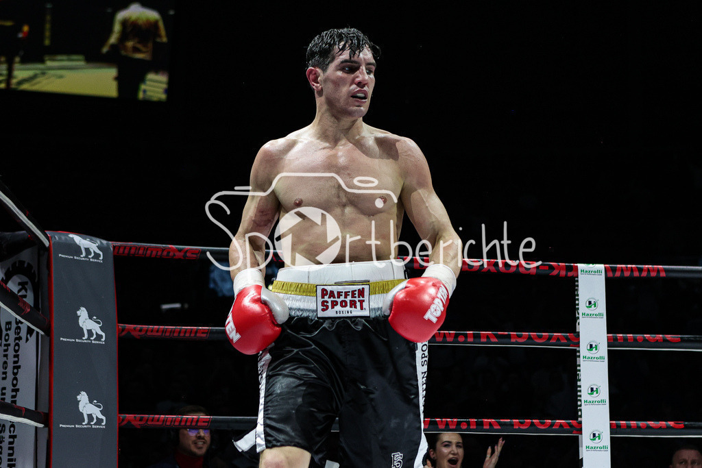 Profi - Box - Gala / Main Event | Timour NIKARKHOEV (schwarze Hose) in seinem Kampf gegen Robin KRASNIQI (rote Hose)