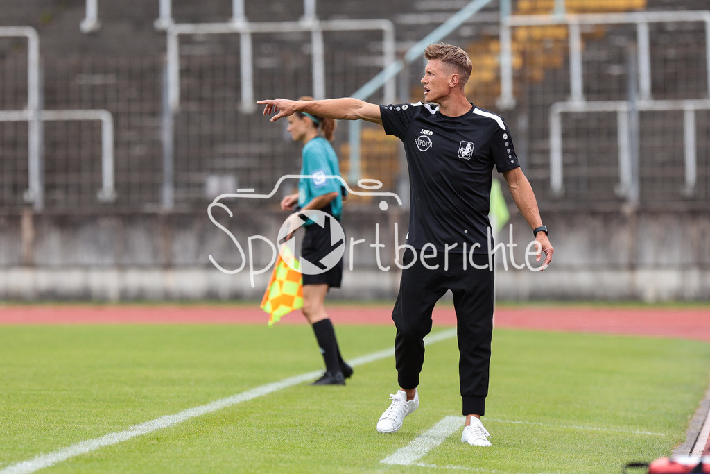 FC Augsburg - TSV Schwaben Augsburg | TSV Schwaben Trainer Matthias OSTRZOLEK in Aktion / Freisteller / Einzelfoto