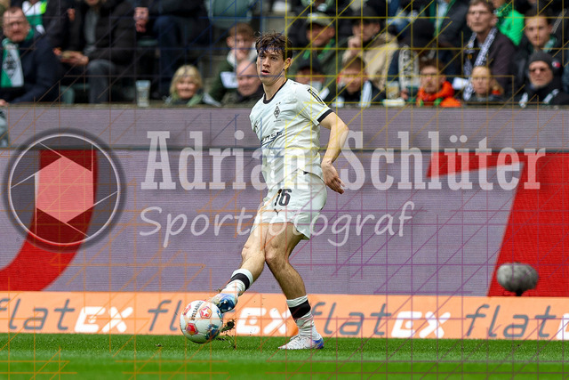 04.04.2026, GER, Fussball, Herren, 1. BL, Saison 2025/2026, Borussia Mönchengladbach - 1. FC Heidenheim | Philipp Sander (Borussia Mönchengladbach) in Aktion am Ball, Einzelaktion 