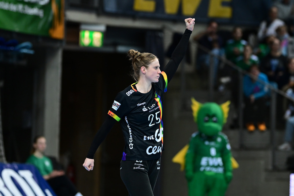 Handball I Frauen I Saison 2024-2025 I 1. HBF I 12. Spieltag I VfL Oldenburg - TuS Metzingen | Nahaufnahme, Einzelfoto, Freisteller, Portrait, Porträt, Einzelbild, Einzelfoto, Körper: Jubel, Begeisterung, Enthusiasmus, Euphorie, Freude, Glücksgefühl, Heiterkeit bei: Madita Kohorst (25, VfL Oldenburg) - Realisiert mit Pictrs.com