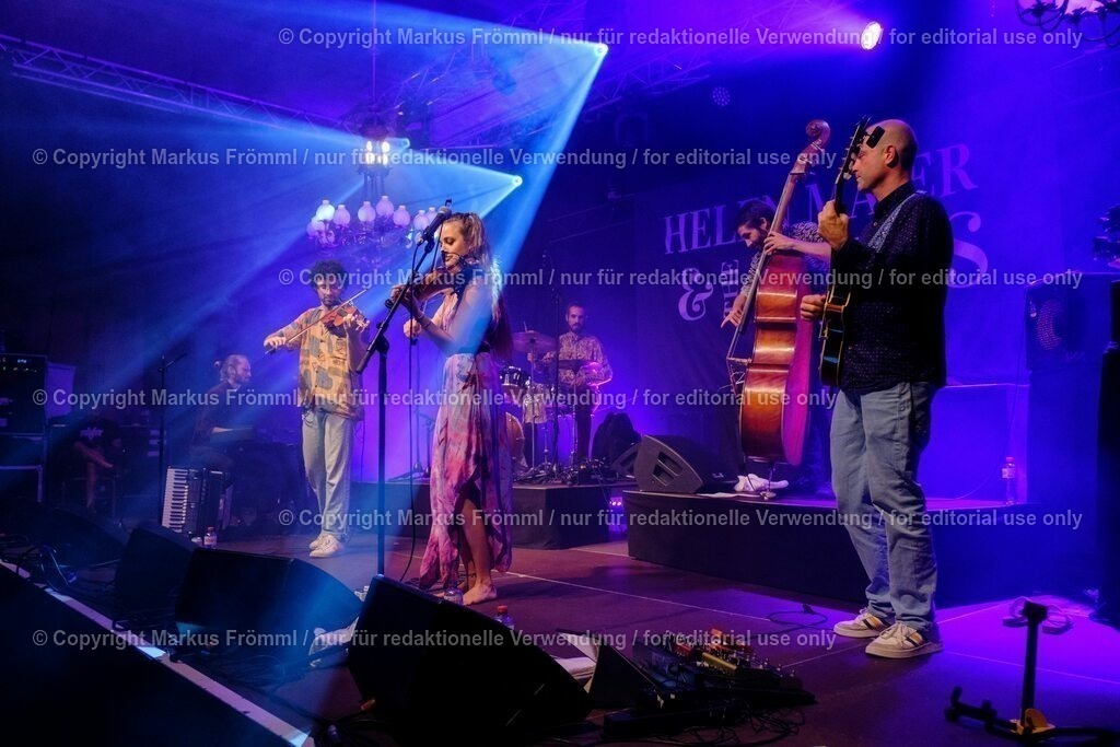 20230728-helen-maier-and-the-folks-017 | Helen Maier &amp; The Folks am Luzern Live Festival. Am Freitag 28. Juli 2023 im Hotel Schweizerhof in Luzern. Helen Maier — Violine / Alexander Graf — Violine, Bratsche / Andreas Gut — Akkordeon / Theo Känzig — Gitarre / Jonas Künzli — Kontrabass / Adrian Böckli — Schlagzeug, Percussion. Foto: Markus Frömml