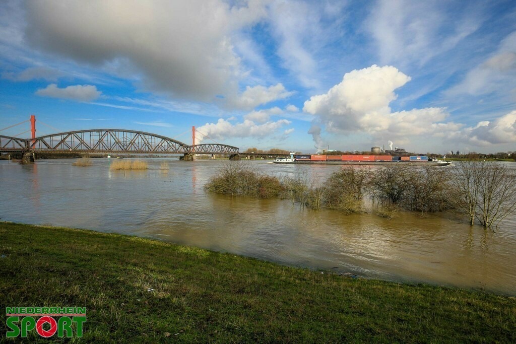 Rheinhochwasser_2021_01 | Bildergalerie von Sport-Ereignissen aber auch von weiteren spannenden Dingen - nicht nur vom Niederrhein. In Anlehnung an den bekannten Spruch von Hanns Dieter Hüsch heißt das Motto: "Niederrhein ist überall".  - Realisiert mit Pictrs.com
