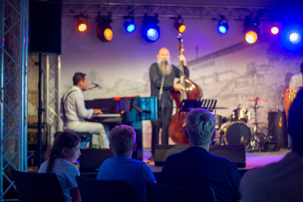 Summ Summ Salsa | Kinderkonzert Summ Summ Salsa mit Klazz Brothers & Cuba Percussion im Forte Belvedere Leisnig zum Festival Hallo Leisnig 2022. - Realisiert mit Pictrs.com