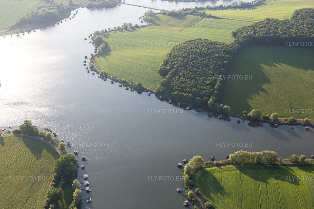 Vue aérienne: Puttelange-aux-Laxs, étang biscornu à Grundviller dans le département Moselle, France. Photo: IMG_107364.jpg prise le 19/05/2018 par Werner Riehm/FLY-FOTO.euRésolution de l'original: 5160 x 3440 px
