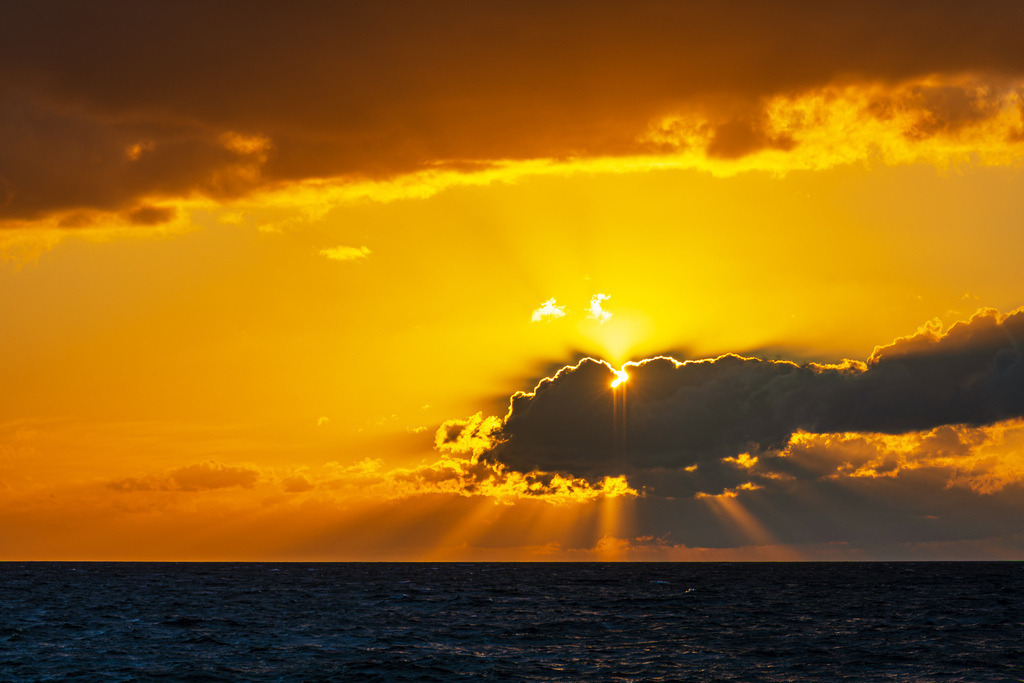 Sonnenuntergang auf der Ostsee während der Hanse Sail in Rostock | Sonnenuntergang auf der Ostsee während der Hanse Sail in Rostock.
