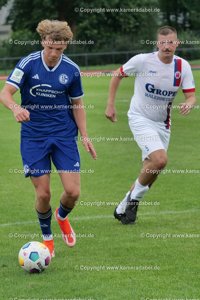 Fußball : Testspiel : SuS 09 Dinslaken - Schalke 04 U 19 am 25.07.2024 | Foto : Jochen Emde / www.kameradabei.de - Realisiert mit Pictrs.com