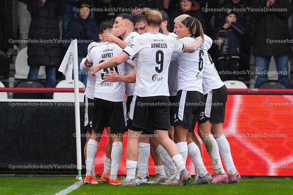 xYDRx25102501040 | 25.10.2025, xydrx, Fußball, 3.Liga, SC Verl - SSV Ulm 1846, Saison 2025 2026, Sportclub Arena: Torjubel nach dem Tor zum 3:0 für den SC Verl durch Torschütze Timur Gayret (SC Verl #30) zusammen mit Dennis Waidner (SC Verl #8) und Jonas Arweiler (SC Verl #9)  DFB regulations prohibit any use of photographs as image sequences and or quasi-video.