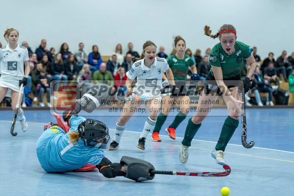 HK_20240113_107918 | 1. Bundesliga Damen Düsseldorfer HC - Club Raffelberg am 13.1.2024 DHC Halle, Düsseldorf , Femke Jovy ( Torfrau Düsseldorfer HC #1 ) , Johanna Hachenberg ( Club Raffleber #3 )