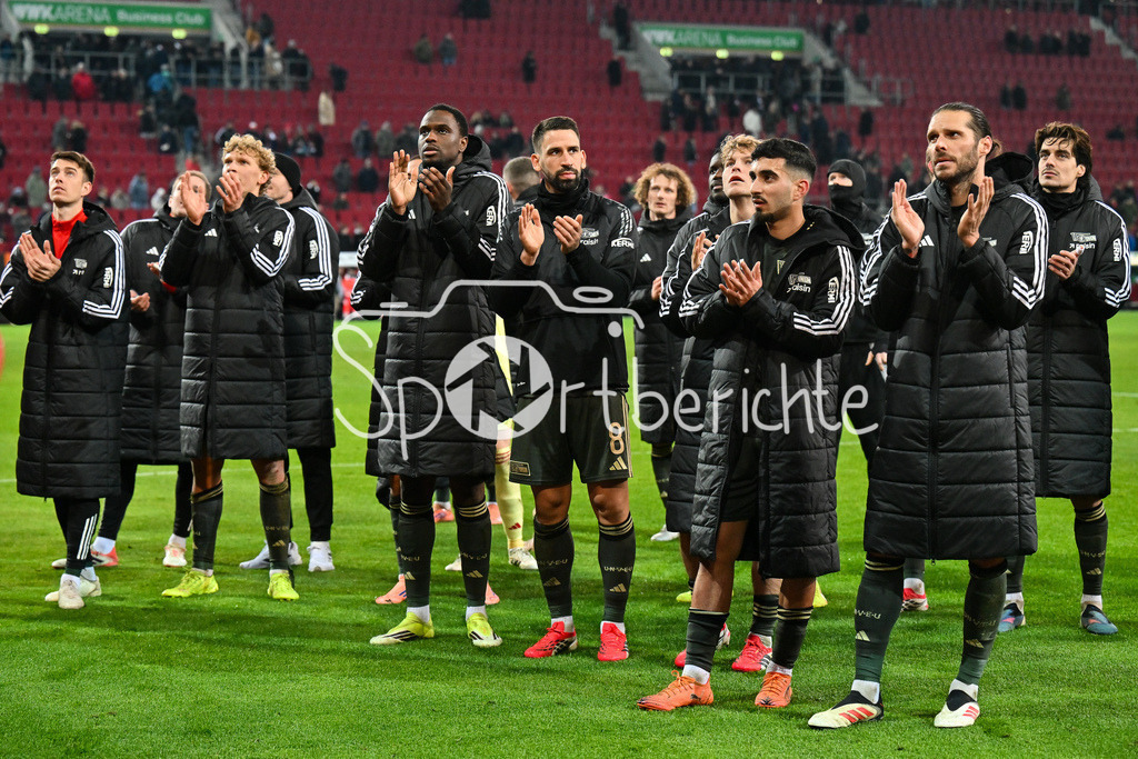 FC Augsburg - 1. FC Union Berlin | AUGSBURG, GERMANY - 15. JANUARY: die Spieler der Gäste bedanken sich bei den mitgereisten Berlinern nach dem Bundesligamatch zwischen dem FC Augsburg und dem 1. FC Union Berlin am 17. Spieltag in der WWK-Arena / DFL REGULATIONS PROHIBIT ANY USE OF PHOTOGRAPHS AS IMAGE SEQUENCES AND/OR QUASI-VIDEO