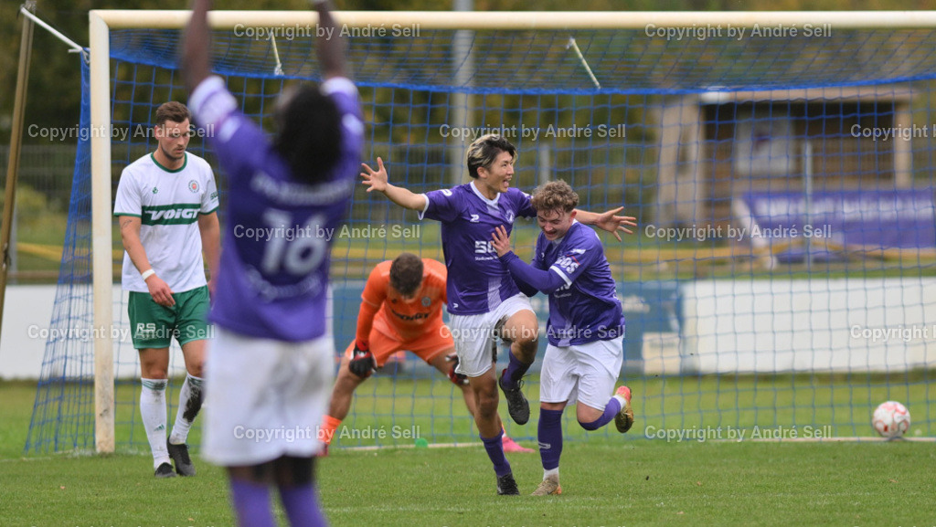 VfR Neumünster vs PSV Neumünster | Jubel über das 4-2 bei Torschütze Rin Yoshimatsu (VfR #2 in der Mitte mit ausgebreiteten Armen) - Fußball-Oberliga Männer 2024/2025 / VfR Neumünster vs PSV Neumünster / VfR-Stadion / Neumünster / 20.10.24 - Realisiert mit Pictrs.com