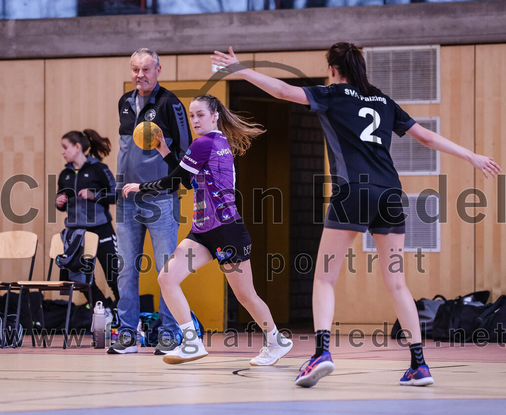 2024-12-14_043_SpVgg_Altenerding_gegen_SVA_Palzing | Erding, Deutschland, 14.12.2024:Handball, Bezirksoberliga Frauen Altbayern 2024 / 2024, 9. Spieltag, SpVgg Altenerding gegen SVA Palzing, Endergebnis: 20:30Trainer Peter Mesiarik (SVA Palzing), Lena Graf (SpVgg Altenerding, #6), Anja Schmidt (SVA Palzing, #2)Foto: Christian Riedel / fotografie-riedel.net