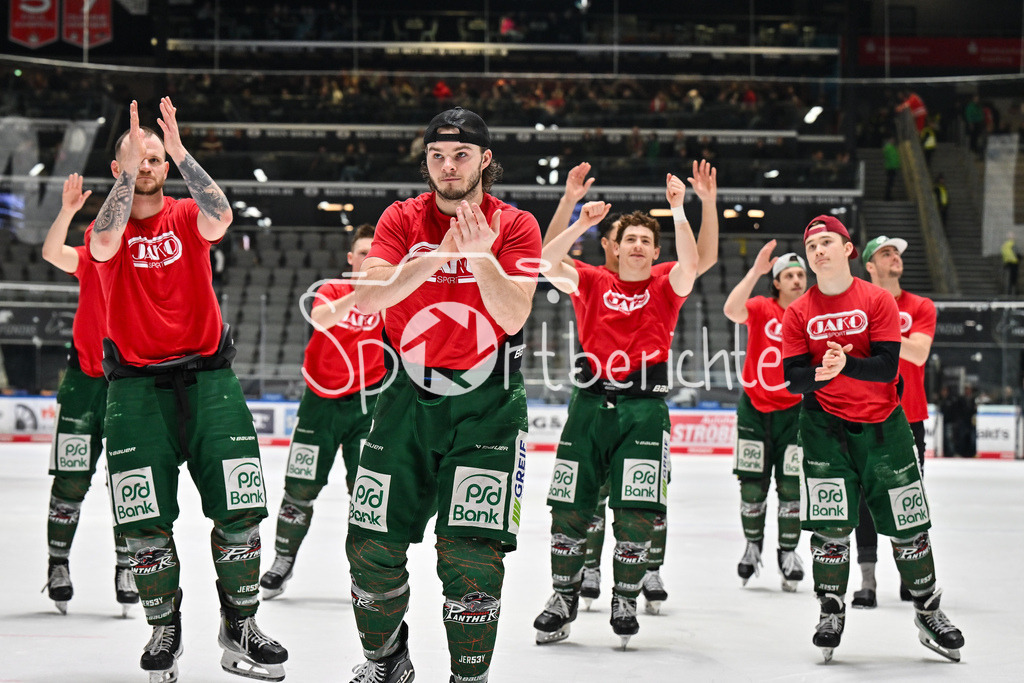 Augsburger Panther - Löwen Frankfurt | AUGSBURG, GERMANY - 16. JANUARY: Die Spieler der Hausherren feiern zusammen mit den Fans den Heimsieg gegen Frankfurt nach dem Match zwischen den Augsburger Panthern und den Löwen Frankfurt am 40. Spieltag der penny DEL im Curt Frenzel Stadion - D. J. BUSDEKER (Augsburger Panther 14)