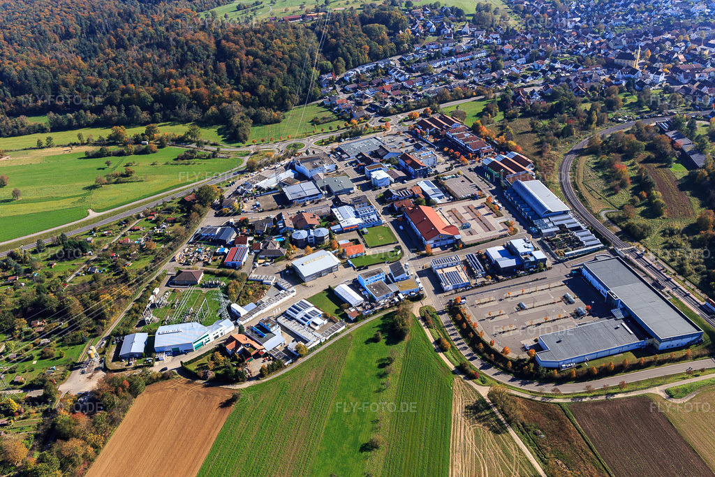 Luftbild: Gewerbegebiet Schieshütten mit EDEKA, Umspannwerk und IFUTEC GmbH im Ortsteil Langensteinbach in Karlsbad im Bundesland Baden-Württemberg in Deutschland. Foto: IMG_129907.jpg vom 24.10.2021 durch Werner Riehm/FLY-FOTO.deKSC-KARLSBAD.DE