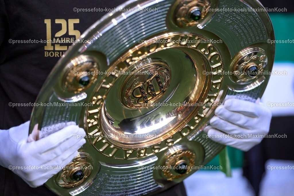 BMG02082501112 | 02.08.2025, Fußball, Borussia Mönchengladbach - FC Valencia, 125 Jahrfeier Jubiläumsspiel, Borussia-Park, Saison 2025 2026: Meisterschale Deutscher Meister Meisterschaft Pokal Ehrenpreis Trophäe DFB regulations prohibit any use of photographs as image sequences and or quasi-video.