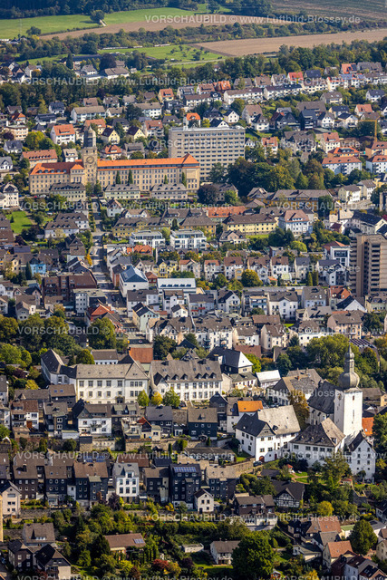 Arnsberg220903403 | Luftbild, Glockenturm und kath. Stadtkapelle St. Georg, Altstadt, im Hintergrund mit rotem Dach die Bezirksregierung Arnsberg, Altstadt, Arnsberg, Sauerland, Nordrhein-Westfalen, Deutschland