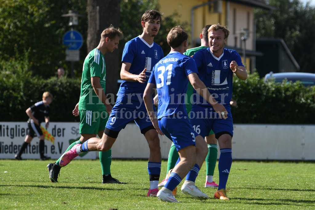 SpVgg Niederalteich : 1. FC Viechtach | Sebastian Tremmel (#16)  Luis Wagner (#9) und freuen sich mit dem Torschützen Sebastian Köppl  (#31) - Realisiert mit Pictrs.com