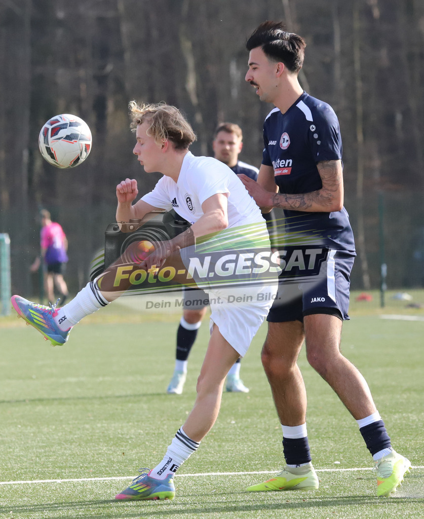 TuS Bruchmühlen - VfL Holsen | Auf dem Bild zu sehen: weiß TuS Bruchmühlen: Ben Joris Meyer ; schwarz VfL Holsen: Niklas JaschkeTuS Bruchmühlen, VfL Holsen, Saison 25/26, Kreisliga A, Deutschland - Realisiert mit Pictrs.com