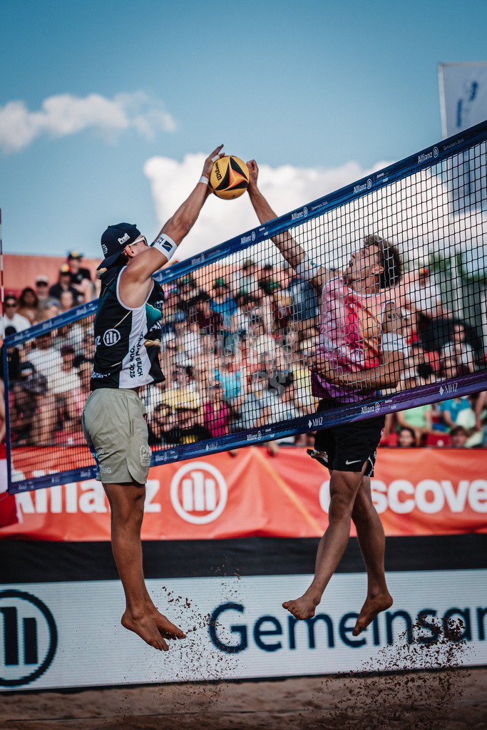 Beachvolleyball | Männer | Allianz German Beach Tour 2025 | Tourstop München | 04.07.2025 | v.l. Laurenc Grössig gegen Luis Kubo