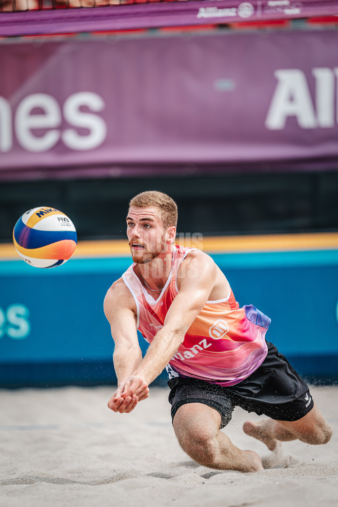 Beachvolleyball | Männer | Allianz German Beach Tour 2024 | Tourstop Kühlungsborn 2 | 15.08.2024 | Luis Henrichs spielt den Ball