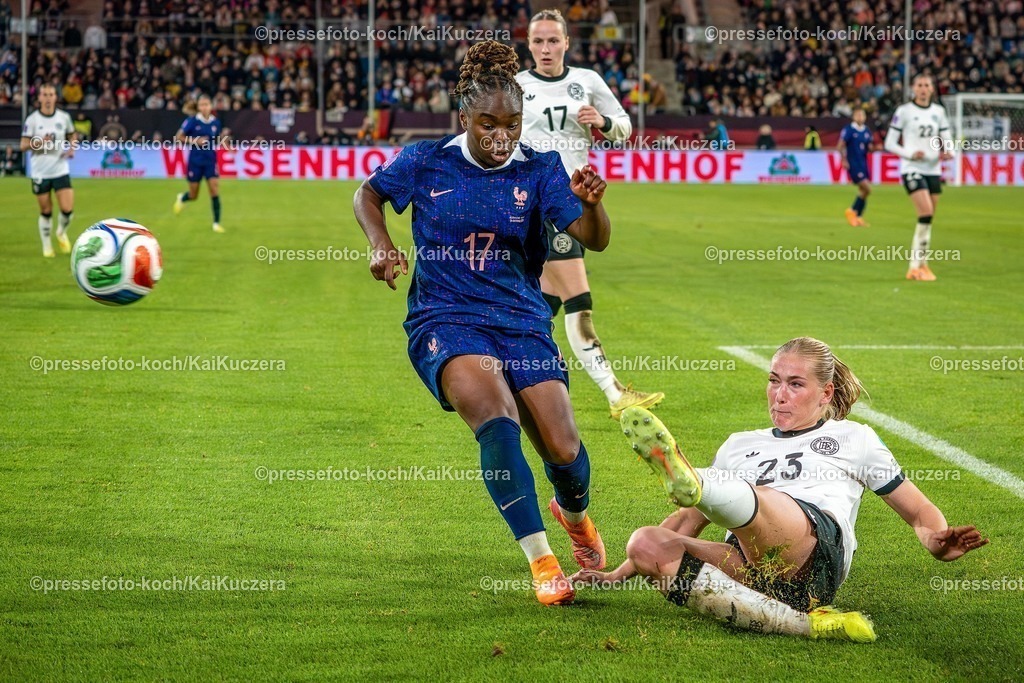 xKKUx24102501078 | 24.10.2025, xkkux, Fußball, UEFA Women s Nations League Halbfinale, Saison 2025/2026, Länderspiel Hinspiel in der MERKUR SPIEL-ARENA Düsseldorf, Sandy Baltimore (FRA #17) im Zweikampf gegen  Camilla Küver (GER #23) 