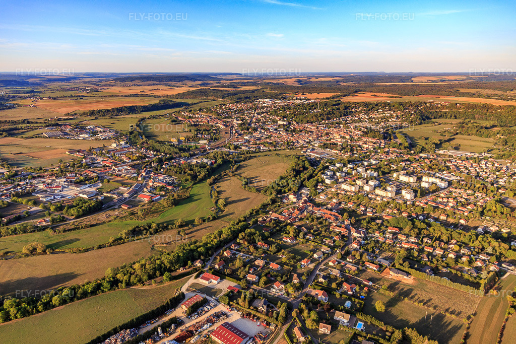 Vue aérienne: Vue de la ville depuis le sud à Neufchâteau dans le département Vosges, France – .Photo: IMG_118290.jpg prise le 15/09/2019 par Werner Riehm/FLY-FOTO.eu – Résolution de l'original: 5472 x 3648 px