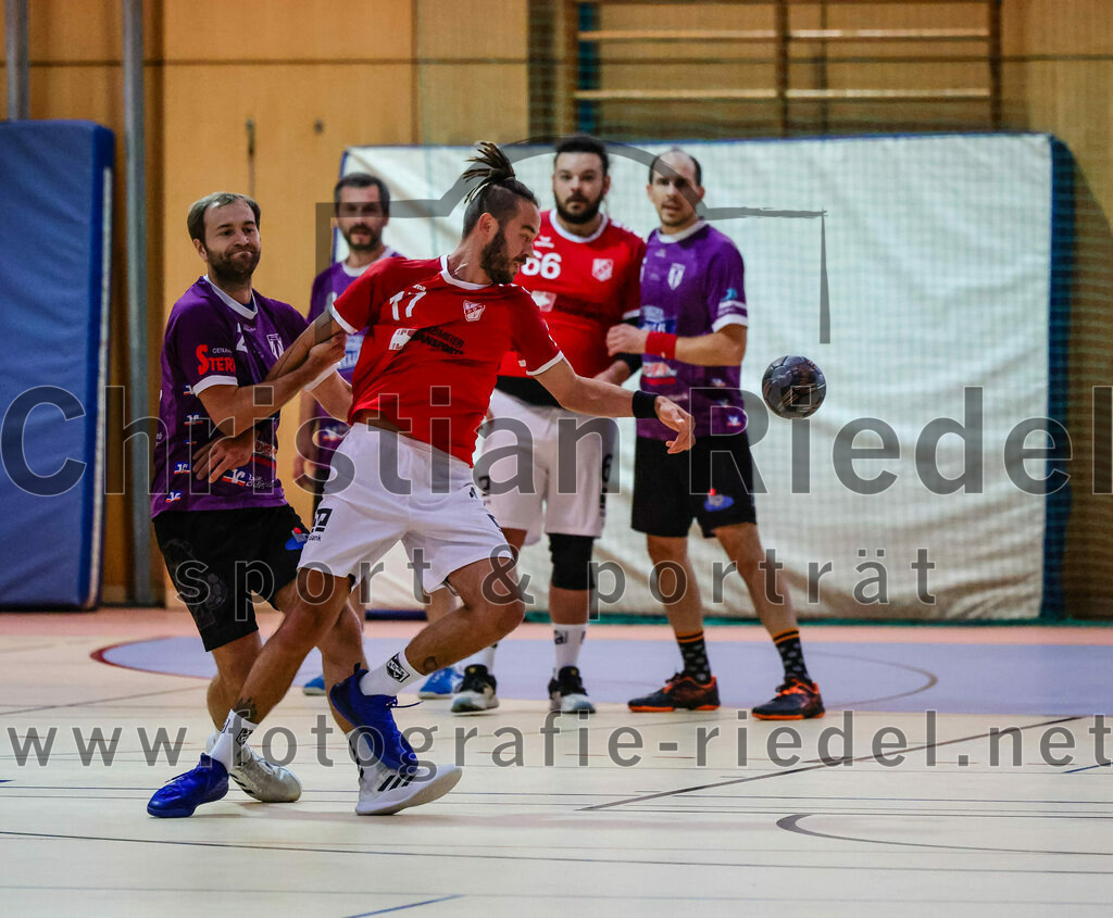 2023-10-21_021_SpVgg_Altenerding_III_gegen_TSV_Taufkirchen-Vils | Erding, Deutschland, 21.10.2023:
Handball, Bezirksklasse Männer Staffel Ost 2023 / 2024, 4. Spieltag, SpVgg Altenerding III gegen TSV Taufkirchen/Vils, Endergebnis: 27:32

Thomas Peteranderl (SpVgg Altenerding, #22), Levente Vas (TV Altötting, #17)

Foto: Christian Riedel / fotografie-riedel.net