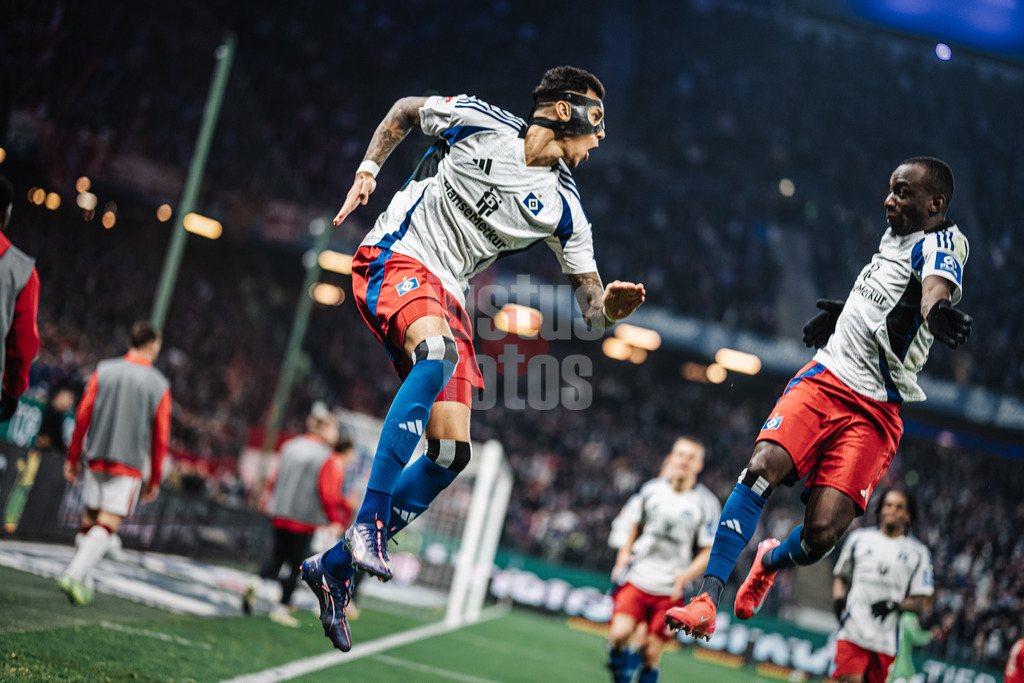 Fußball | Männer | Saison 2024/2025 | 2. Fußball-Bundesliga | 23. Spieltag | Hamburger SV vs. 1. FC Kaiserslautern | 21.02.2025 | v.l. Davie Selke (#27, HSV) jubelt mit Jean-Luc Dompe (#7, HSV) , das Tor wird durch VAR aberkannt Videobeweis