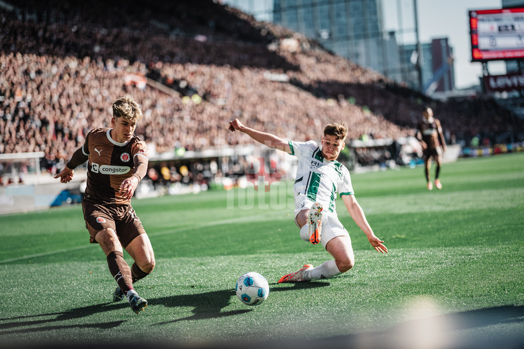 Fußball | Männer | Saison 2024/2025  | Fußball-Bundesliga | 28. Spieltag | FC St. Pauli vs. Borussia Mönchengladbach | 06.04.2025 | Noah Weißhaupt (#13, FC St. Pauli) mit einem Torschuss