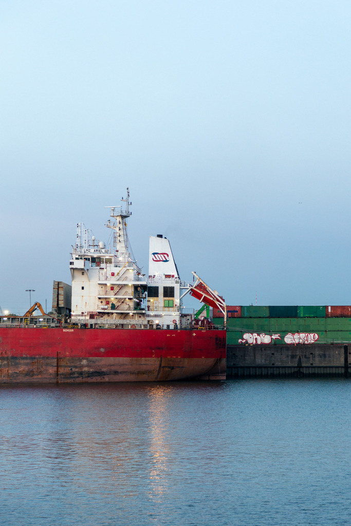 Der echte Hamburger Hafen 07 - URBANISTER | Durch die Stadt gehen, als wohnte man woanders. Fotografie, subjektiver Urbanismus und aktiver Müßiggang. - Realisiert mit Pictrs.com