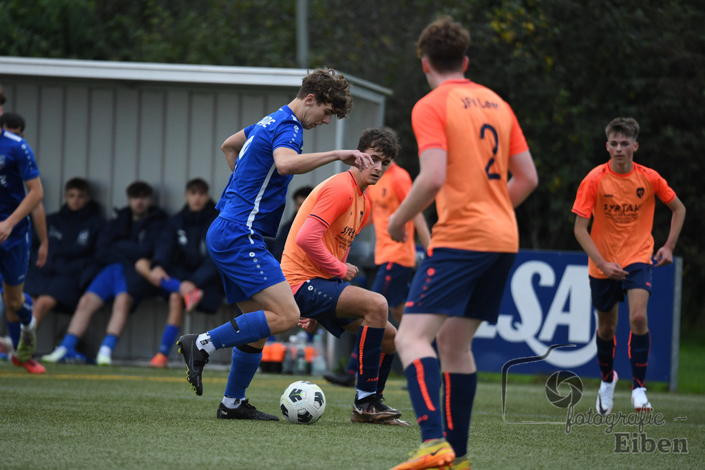 FC Rastede-JFV Leer | A-Jugend Bezirksliga; FC Rastede (blau)-JFV Leer (orange) am 07.10.2023; in Rastede (Sportanlage Köttersweg), Photo: Philip Eiben 2023 - Realisiert mit Pictrs.com