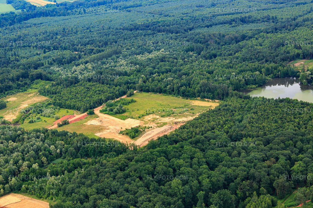 Aerial view: Clay pit mining in Kesseldorf in the state Bas-Rhin, France. – Photo: IMG_107895.jpg taken on 06/14/2018 by Werner Riehm/FLY-FOTO.com – Resolution of the original: 4769 x 3180 px