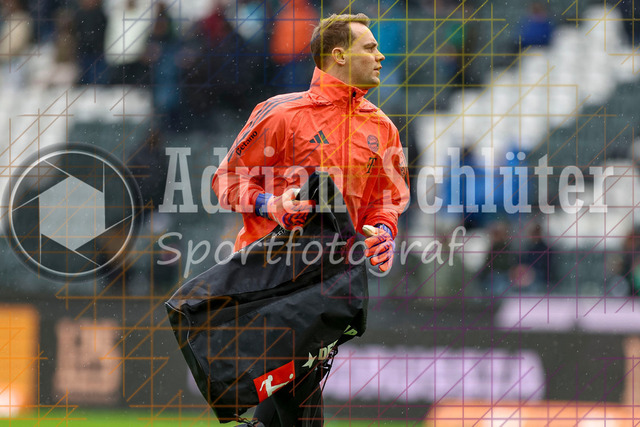 Borussia Mönchengladbach vs FC Bayern München - Bundesliga  | Mönchengladbach, Deutschland, 25.10.25:   Manuel Neuer (FC Bayern München) schaut waehrend des Spiels der Bundesliga zwischen Borussia Mönchengladbach vs FC Bayern München im Stadion im Borussia Park(Foto von Brauer-Fotoagentur / Adrian Schlueter)