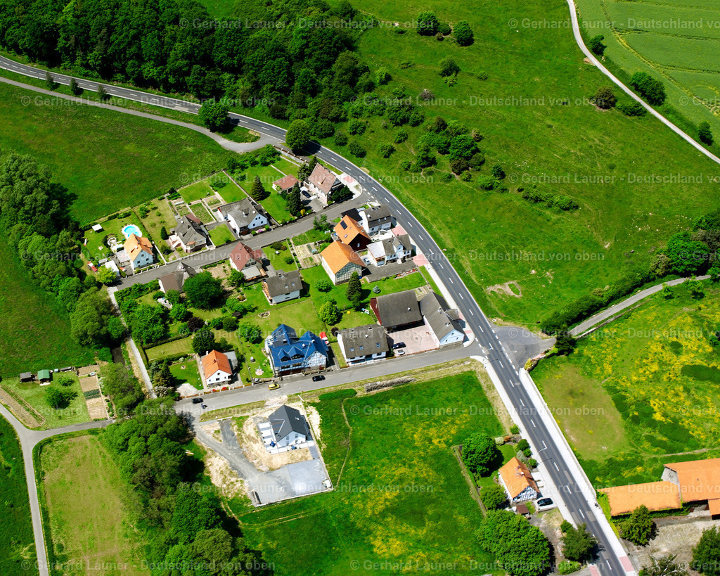 2614197 | LEHRBACH 09.06.2006 Landwirtschaftliche Nutzflächen und Feldgrenzen  umsäumen das Siedlungsgebiet des Dorfes in Lehrbach im Bundesland Hessen, Deutschland // Agricultural land and field boundaries surround the settlement area of the village  in Lehrbach in the state Hesse, Germany Foto: Gerhard Launer