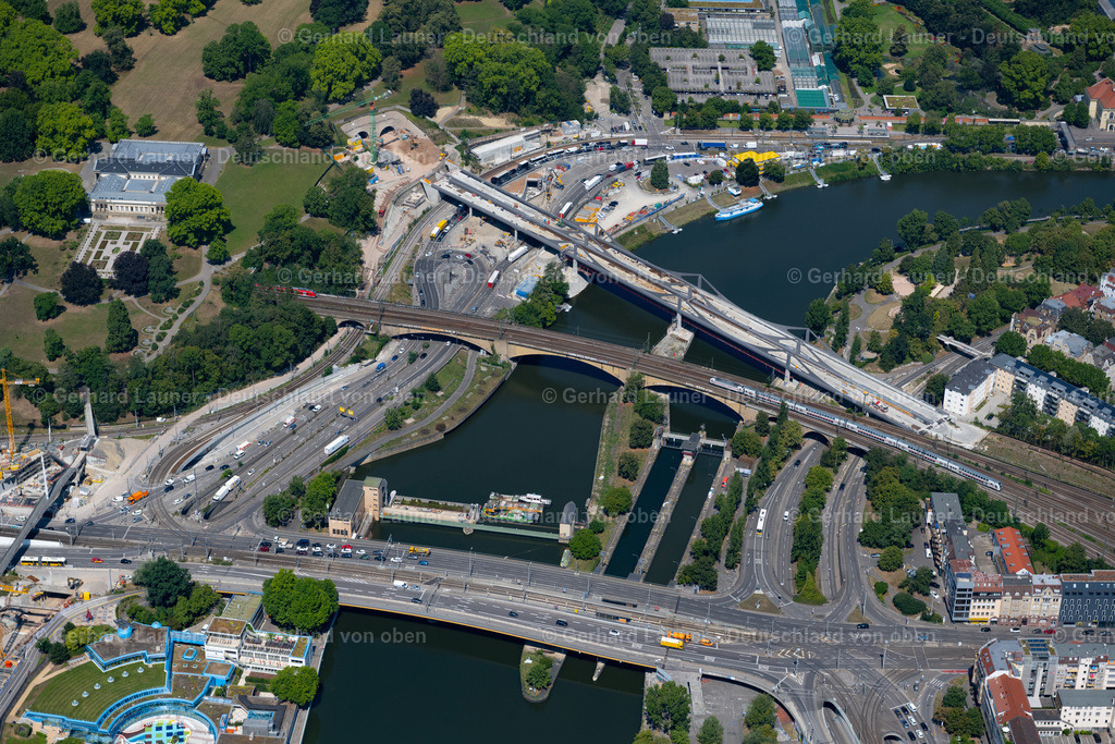 4034531 | STUTTGART 22.07.2020 Baustelle zum Neubau und der Montage des Eisenbahn- Brückenbauwerk " Neckarbrücke " zur Streckenführung der Bahn- Gleise über den Neckar im Rahmen des Teil des Projekts Stuttgart 21 am Rosensteintunnel im Ortsteil Bad Cannstatt in Stuttgart im Bundesland Baden-Württemberg, Deutschland. Weiterführende Informationen bei: Dreifeld Materialprüftechnik GmbH,  Feig Gerüstbau,  Hülskens Wasserbau GmbH &amp; Co. KG,  Max Bögl Bauservice GmbH und Co. KG,  sbp gmbh - schlaich bergermann und partner. // New construction of the railway bridge ueber den Neckar in the district Bad Cannstatt in Stuttgart in the state Baden-Wurttemberg, Germany. Further information at: Dreifeld Materialprueftechnik GmbH,  Feig Geruestbau,  Huelskens Wasserbau GmbH &amp; Co. KG,  Max Boegl Bauservice GmbH und Co. KG,  sbp gmbh - schlaich bergermann und partner. Foto: Gerhard Launer