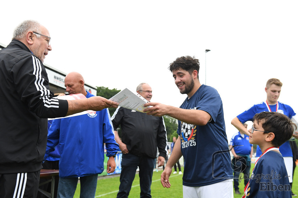 1. FC Nordenham-SV GOTANO | Kreispokal Finale Jade-Weser-Hunte 1. Mannschaften; 1.FC Nordenham (weiß)-SV GOTANO (blau) am 15.06.2025 in Rastede (Sportanlage Köttersweg), Photo: Philip Eiben 2025 - Realisiert mit Pictrs.com
