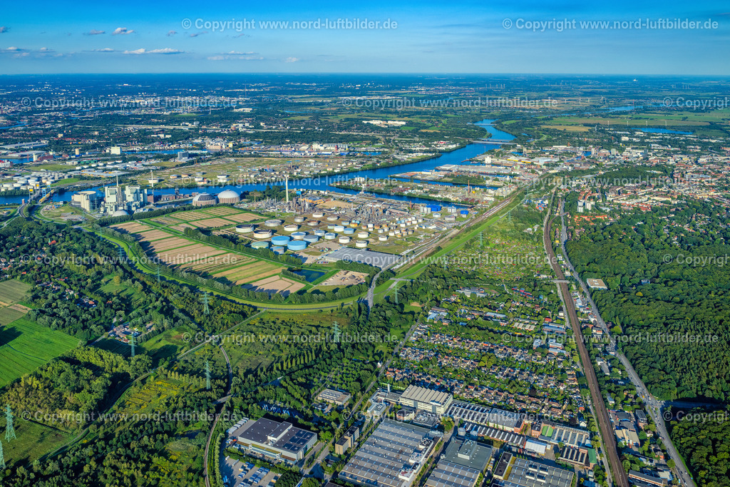 Hamburg_Harburg_Hafen_Gewerbegebiet_ELS_2054210823 | HAMBURG 09.08.2023 Raffinerie- Anlagen und Leitungssysteme auf dem Werksgelände des Mineralöl- Produzenten " HOLBORN Europa Raffinerie GmbH " in Hamburg - Harburg, Deutschland. Weiterführende Informationen bei: HOLBORN Europa Raffinerie GmbH. // Refinery equipment and management systems on the factory premises of the mineral oil manufacturers " HOLBORN Europa Raffinerie GmbH " in Hamburg - Harburg, Germany. Further information at: HOLBORN Europa Raffinerie GmbH. Foto: Martin Elsen