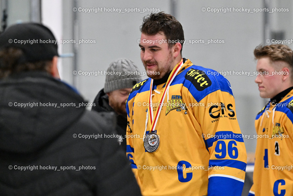 ESC SOCCERZONE STEINDORF vs. 1. EHC Althofen | #96 Kronlechner Christoph 1. EHC ALTHOFEN, ESC SOCCERZONE STEINDORF vs. 1. EHC Althofen, Siegerehrung ESC SOCCERZONE STEINDORF & 1. EHC Althofen am 08.03.2025 in Steindorf (Ossiachersee Halle), Austria, (Photo by Bernd Stefan)