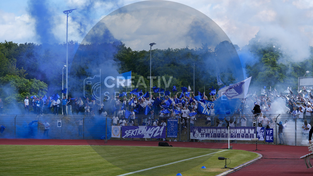 Fußball, Herren, Saison 2024/2025, Finaltag der Amateure 2025, Landespokal Brandenburg, Finale, VfB 1921 Krieschow vs. RSV Eintracht 1949, Samstag 24.05.2025, Volksparkstadion Neuruppin, | Fußball, Herren, Saison 2024/2025, Finaltag der Amateure 2025, Landespokal Brandenburg, Finale, VfB 1921 Krieschow vs. RSV Eintracht 1949, Samstag 24.05.2025, Volksparkstadion Neuruppin, Im Bild: Fans des VfB Krieschow zünden Pyro vor Spielbeginn. - Realisiert mit Pictrs.com