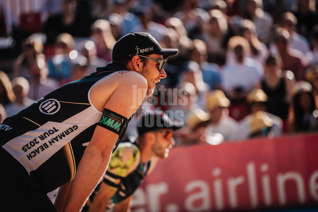 Beachvolleyball | Männer | Allianz German Beach Tour 2025 | Tourstop Düsseldorf | 16.05.2025 | Nils Ehlers wartet auf die Angabe