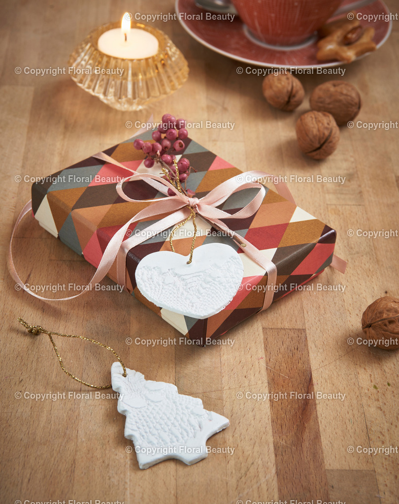 Weihnachtsanhänger aus Fimo | Fimo ausrollen. Spitze auflegen und gut andrücken. Mit Backförmchen Weihnachtsmotive ausstechen. Loch für Aufhängung machen und Faden durchziehen. Im Ofen nach Anleitung backen. - Realized with Pictrs.com